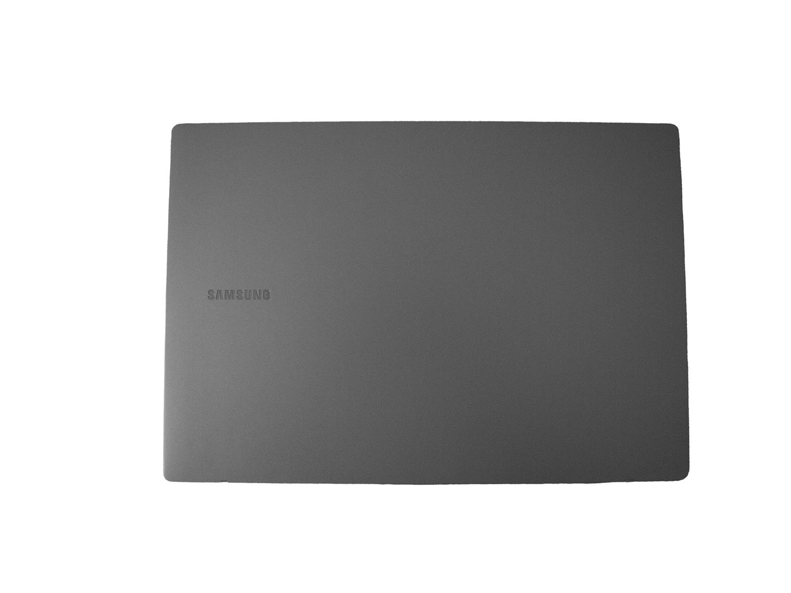 Zamknięty szary laptop Samsung na białym tle.