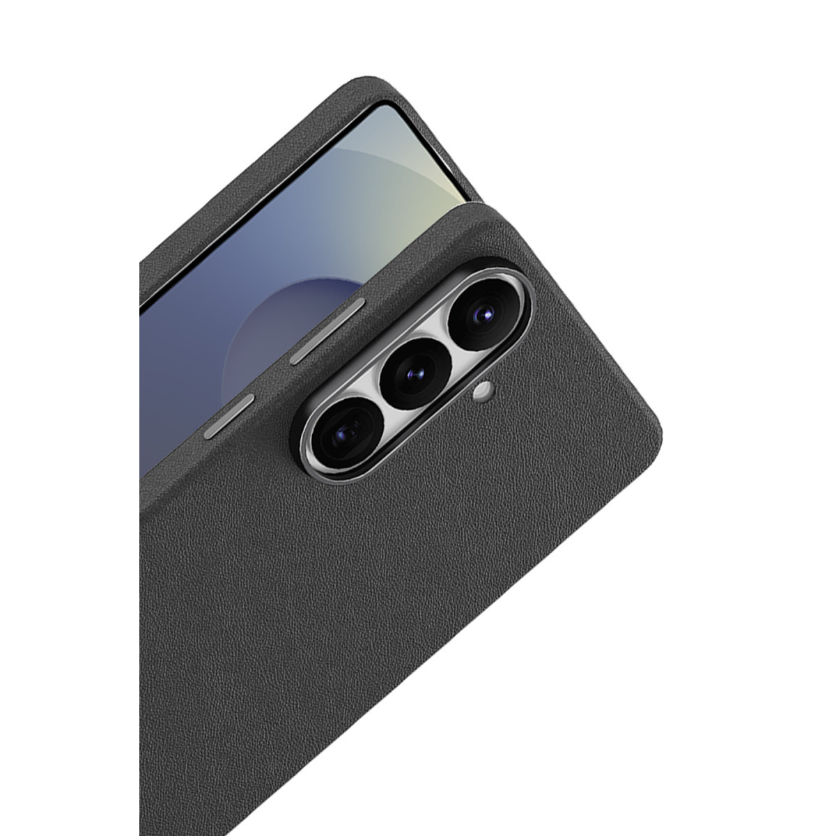 Dokulu koyu gri deri kılıf içinde üçlü kamera kurulumu ve ekranı görünen bir akıllı telefon.