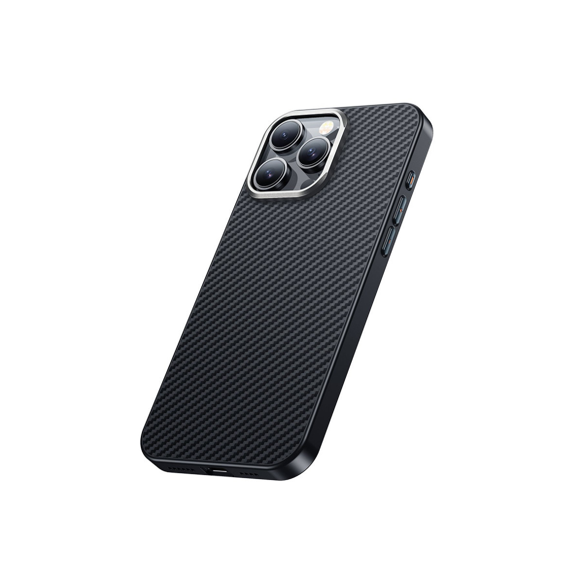 Beyaz arka planda karbon fiber desenli arka yüzeye ve üçlü kameraya sahip siyah akıllı telefon.