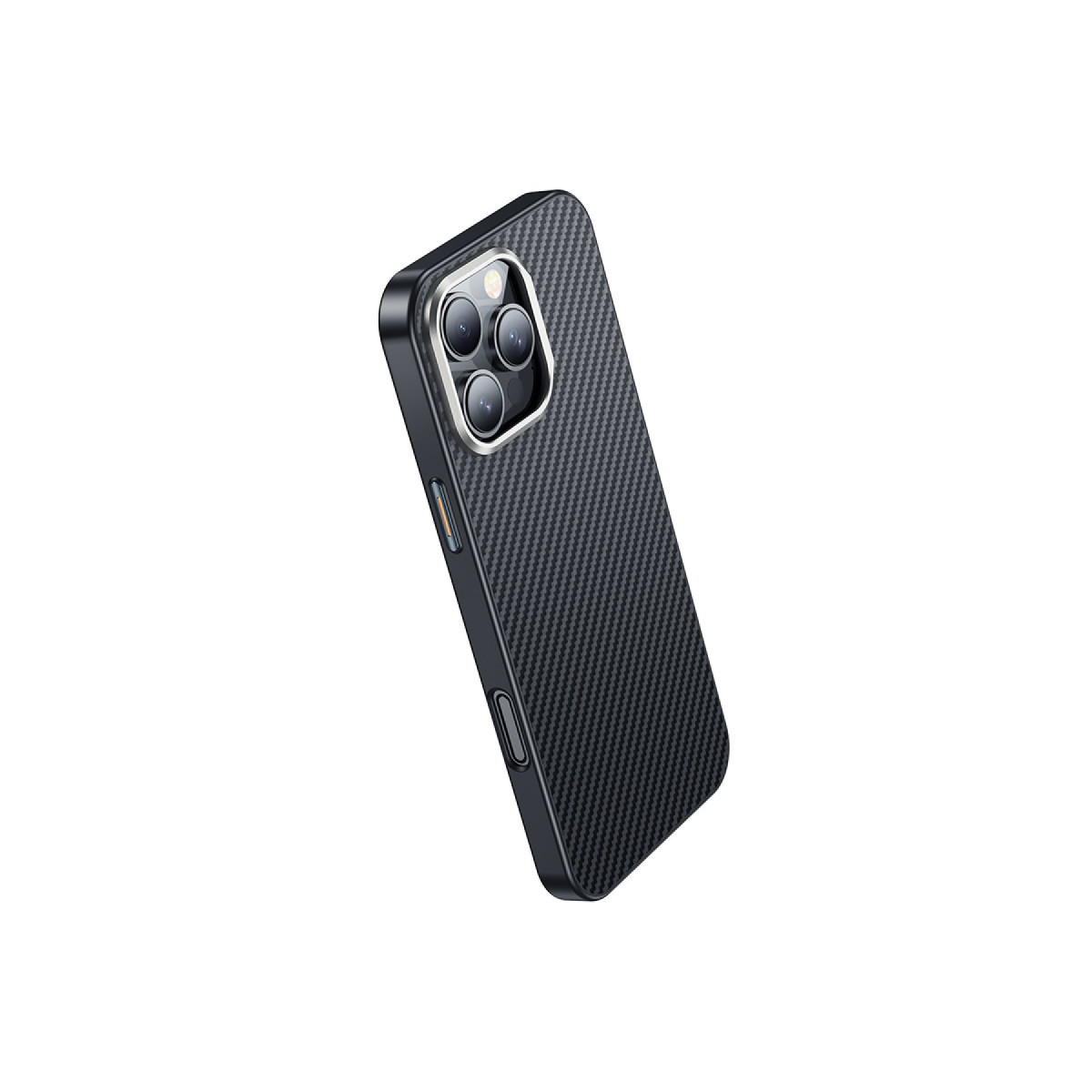 Karbon fiber desenli kılıfa ve üçlü kameraya sahip siyah akıllı telefon.