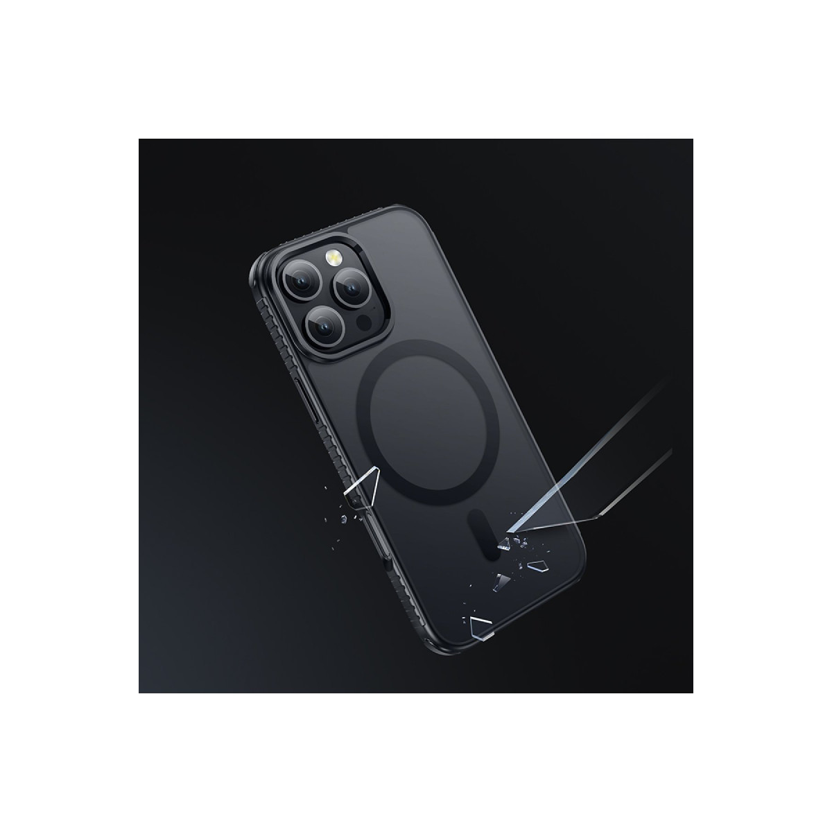 Koruma kılıflı ve MagSafe halkalı siyah akıllı telefon, küçük cam parçalarıyla karanlık arka planda süzülüyor.