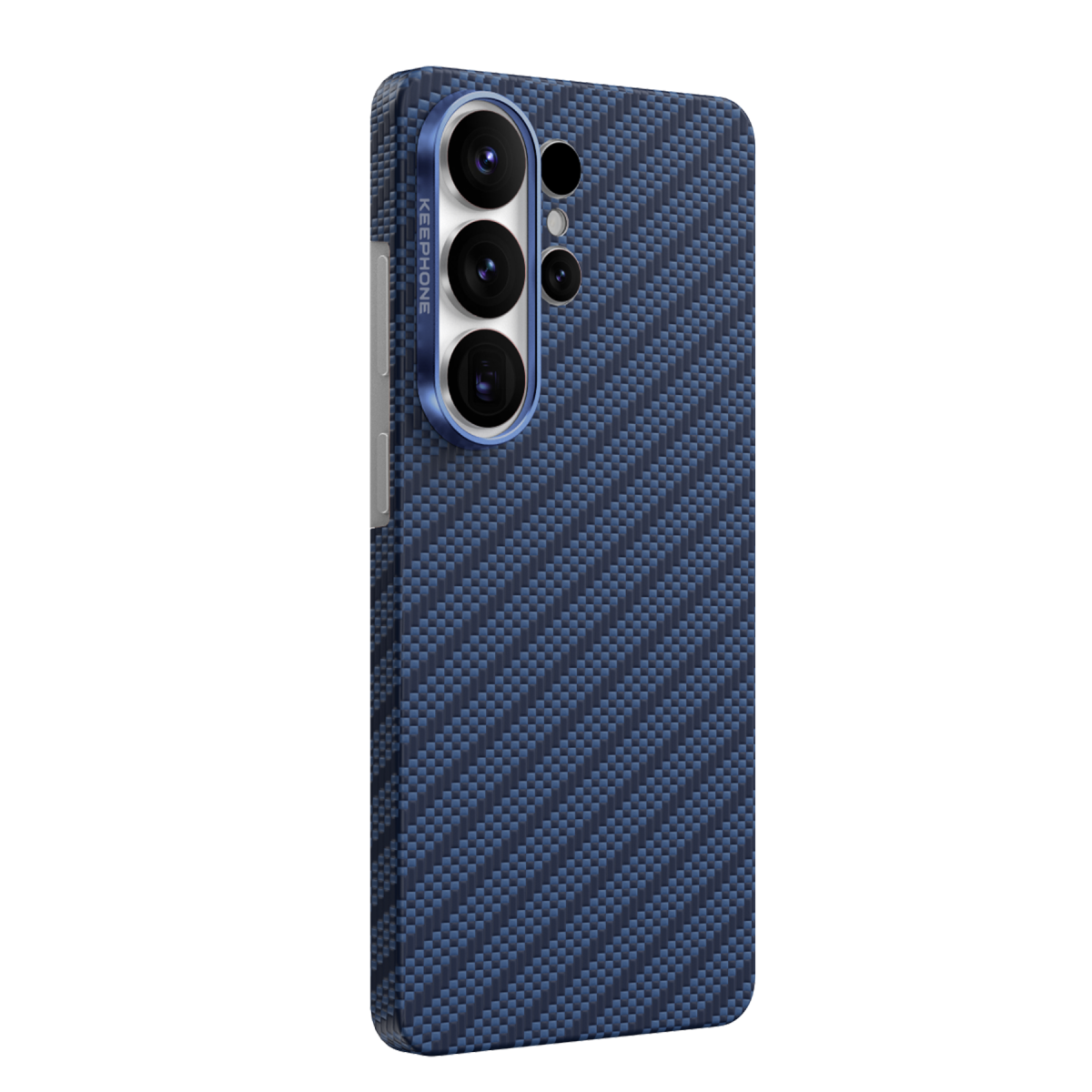 Siyah arka plan üzerinde dikey üçlü kameraya sahip mavi karbon fiber desenli akıllı telefon kılıfı.