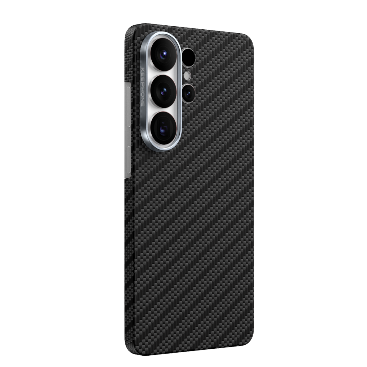 Siyah arka planda dikey üçlü kamera modülüne sahip karbon fiber desenli bir akıllı telefon.