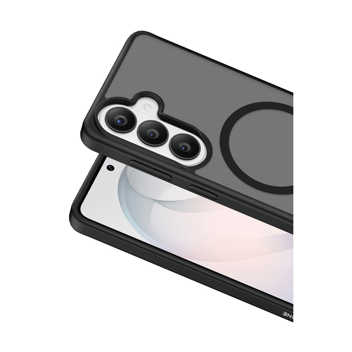 Koruma kılıflı, üç arka kameralı ve arkasında dairesel bir MagSafe halkası olan siyah bir akıllı telefon.