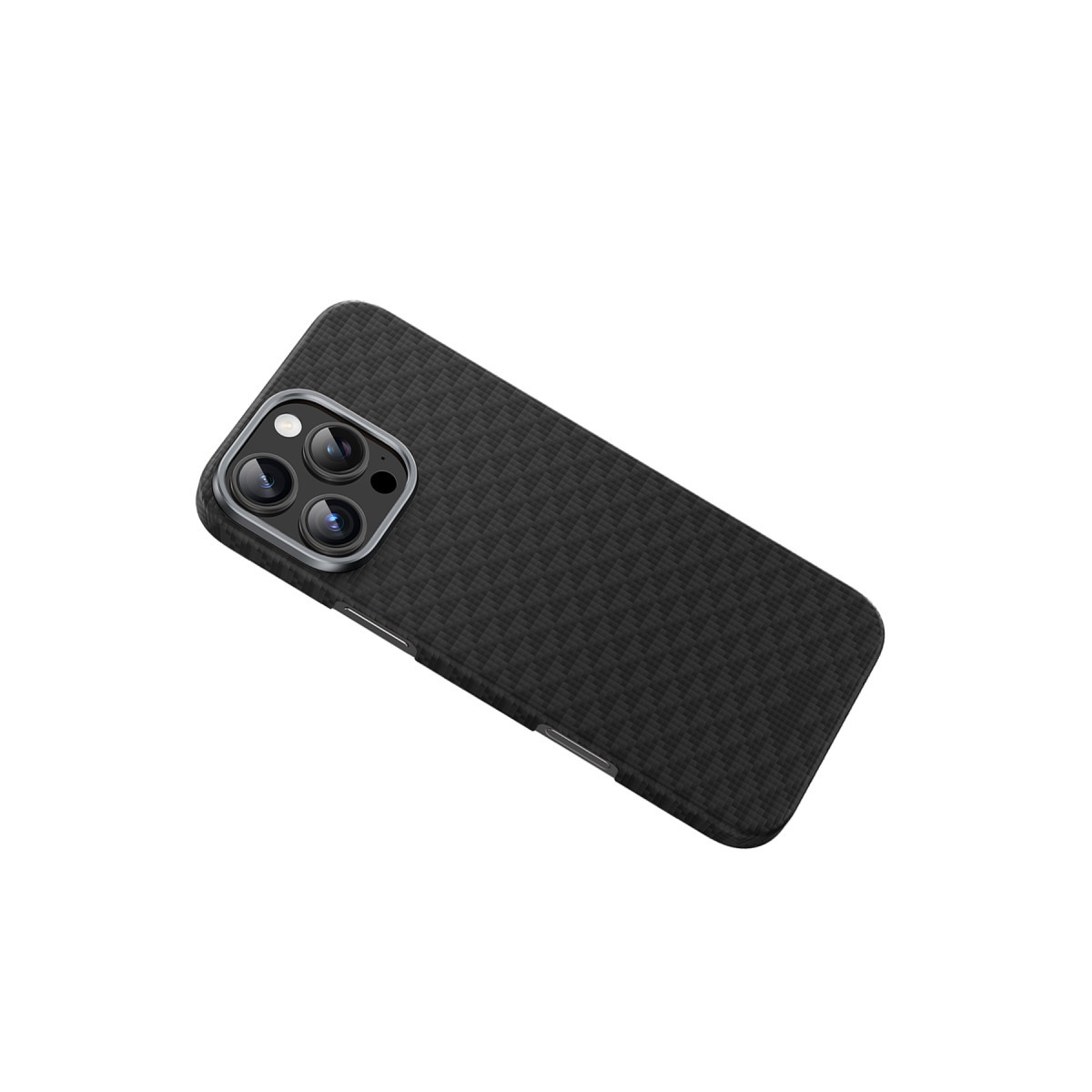 Beyaz arka planda, üçlü kamera modülü olan arka kısmını gösteren koyu dokulu kılıf içinde siyah bir akıllı telefon.