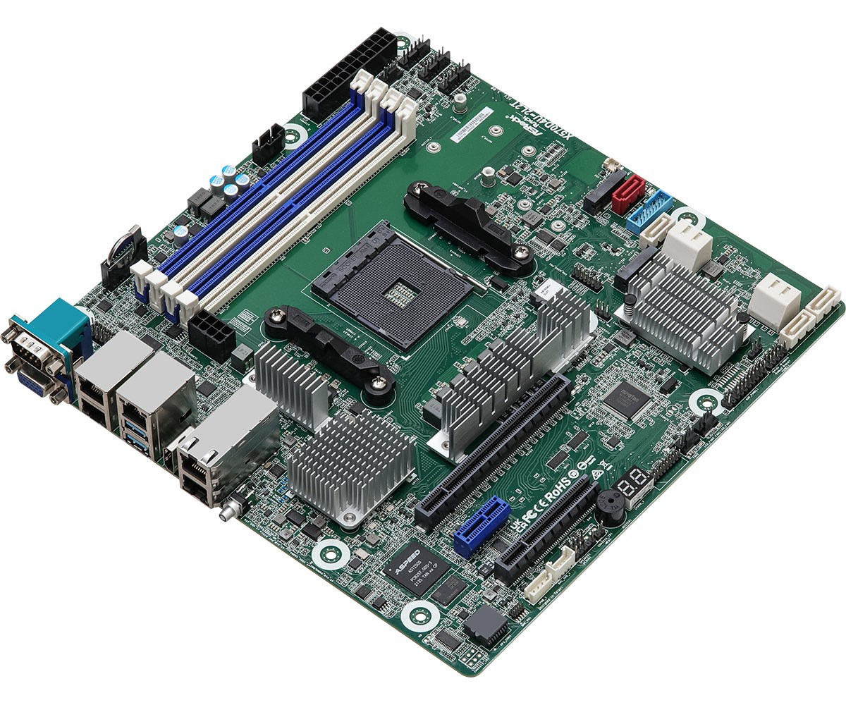 Scheda madre verde con socket CPU, slot RAM, dissipatori di calore e varie porte su sfondo bianco.