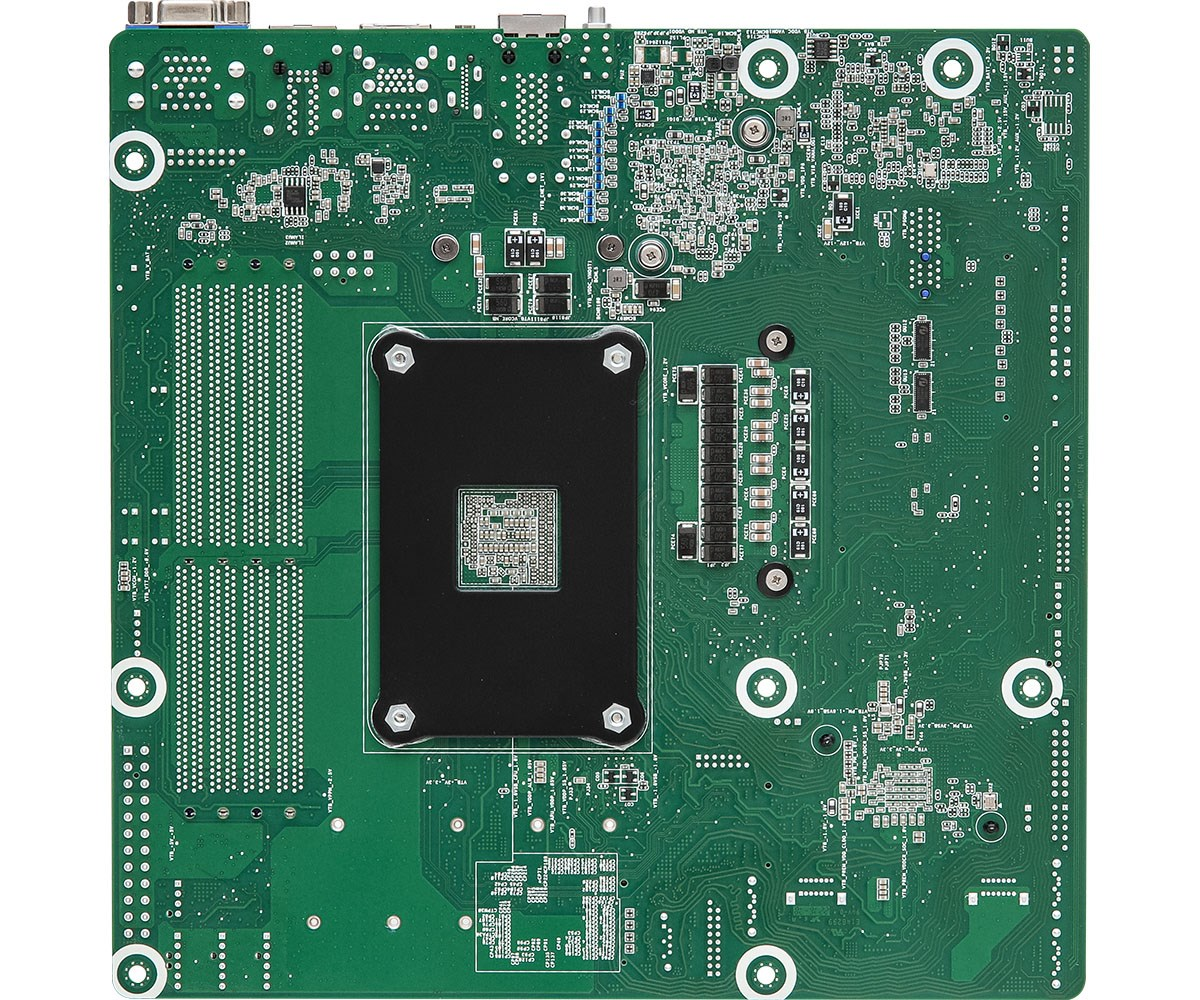 Una scheda madre per computer verde con piastra posteriore della CPU nera e vari componenti elettronici.