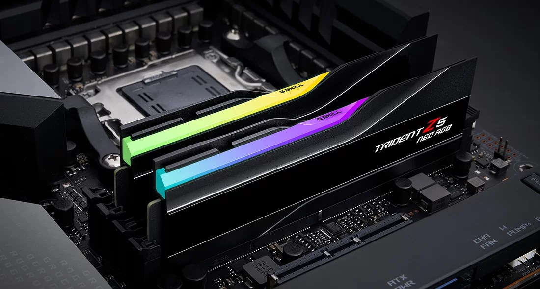 Due moduli RAM G.SKILL Trident Z5 Neo RGB con illuminazione colorata su una scheda madre scura.