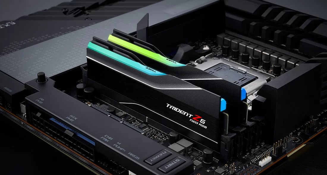 Due banchi di RAM Trident Z5 Neo RGB con LED colorati inseriti in una scheda madre nera.