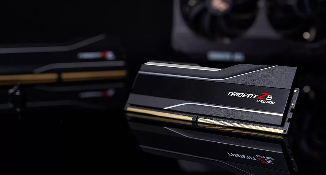 Modulo RAM nero G.Skill Trident Z5 Neo RGB su superficie riflettente.