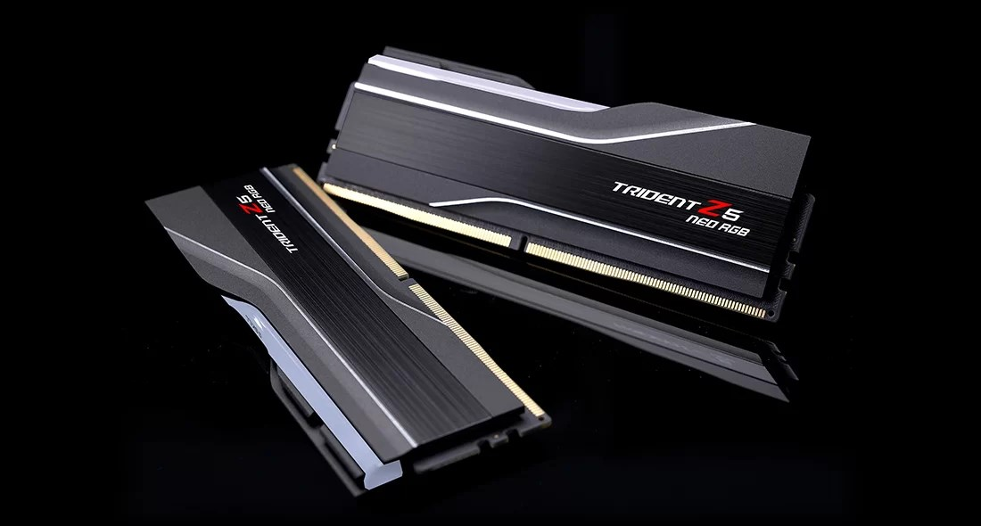 Due moduli RAM Trident Z5 Neo RGB neri con dettagli argento su superficie riflettente.