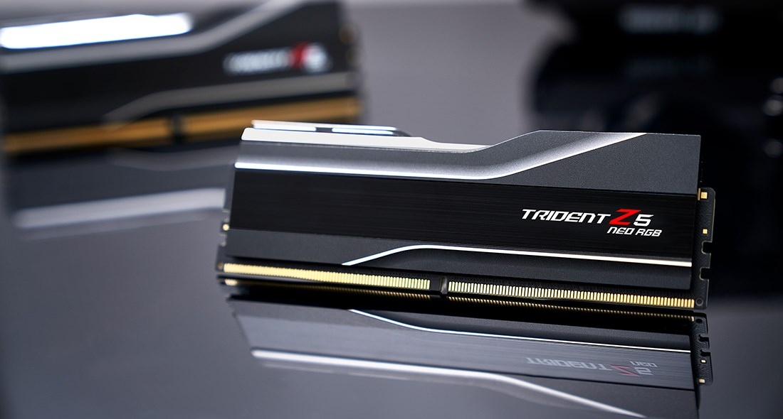 Modulo RAM nero Trident Z5 Neo RGB con dissipatore argentato su superficie riflettente.