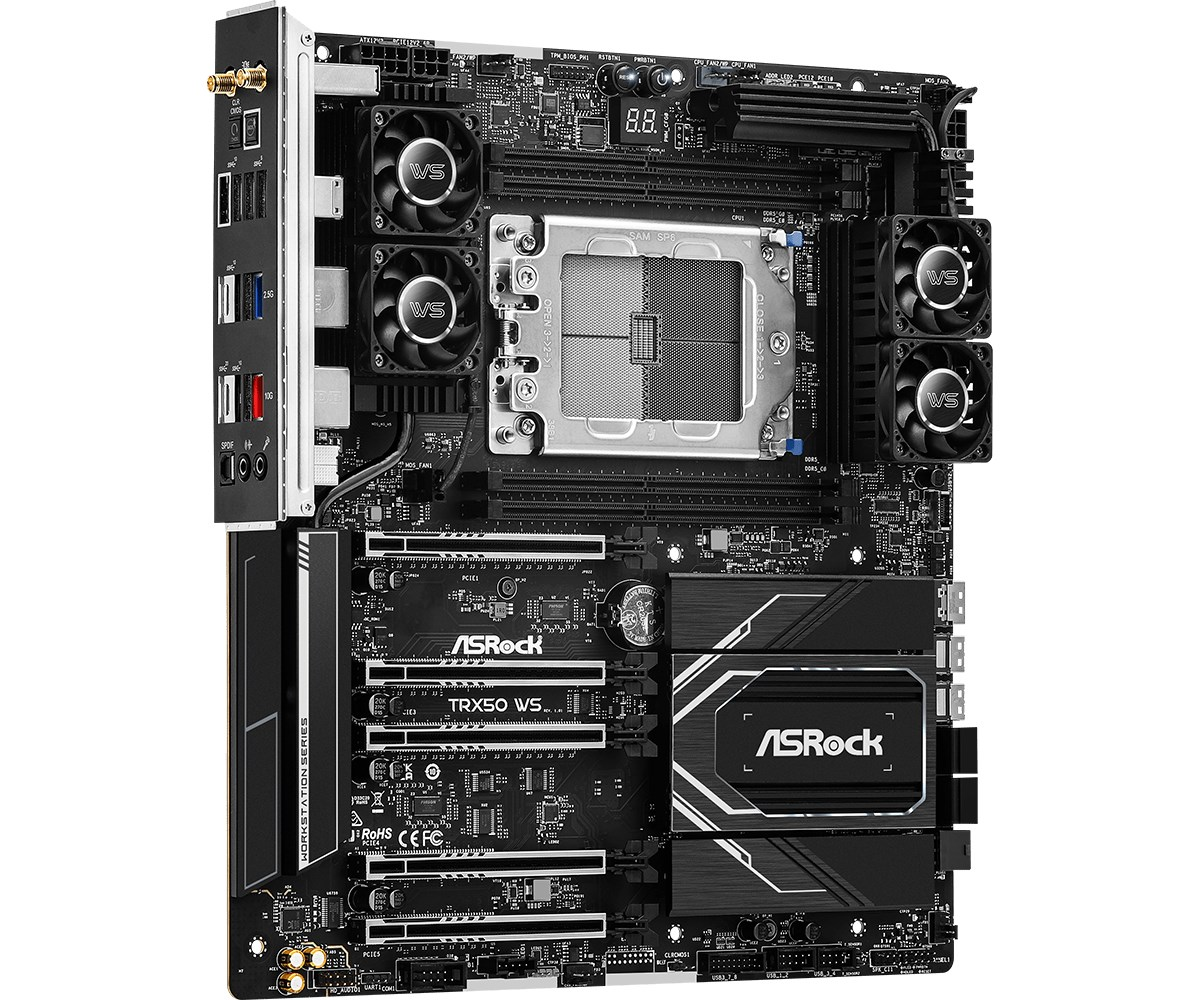 Czarna płyta główna ASRock TRX50 WS z zintegrowanymi wentylatorami, gniazdem CPU i slotami PCIe.
