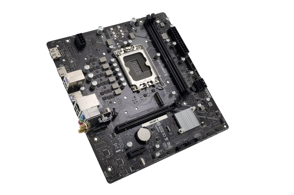 Ein schwarzes Computer-Mainboard auf weißem Hintergrund mit CPU-Sockel und verschiedenen Steckplätzen.