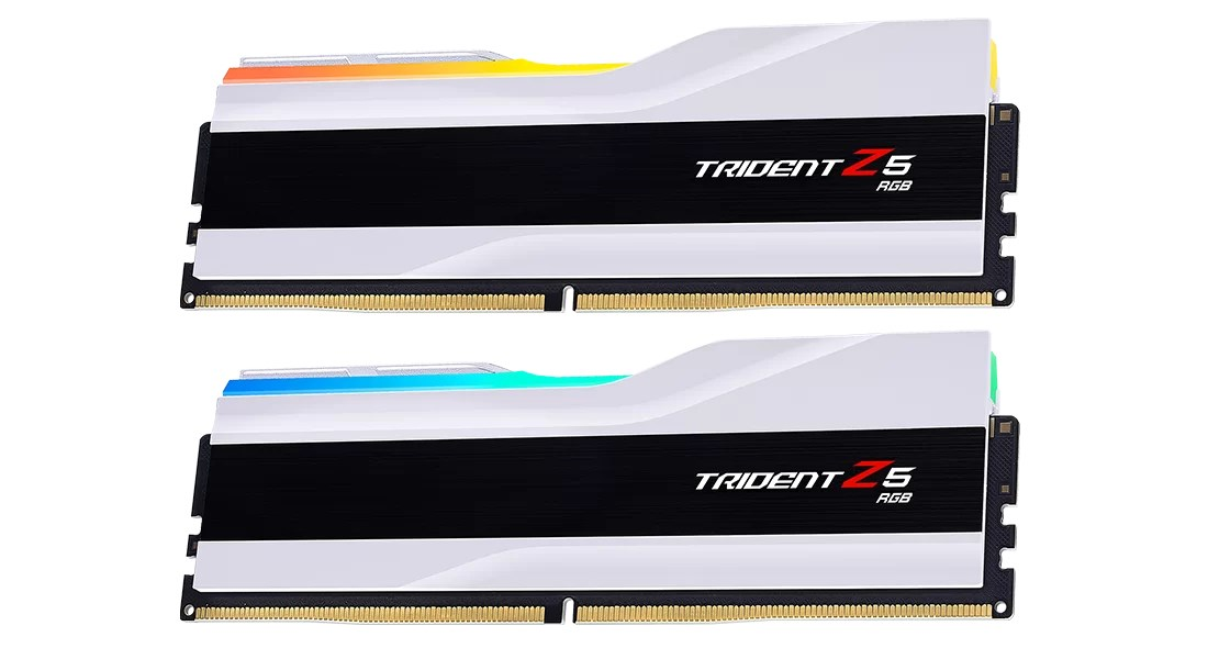 Siyah şeritli ve altın renkli pinlere sahip iki beyaz G.Skill Trident Z5 RGB RAM çubuğu.