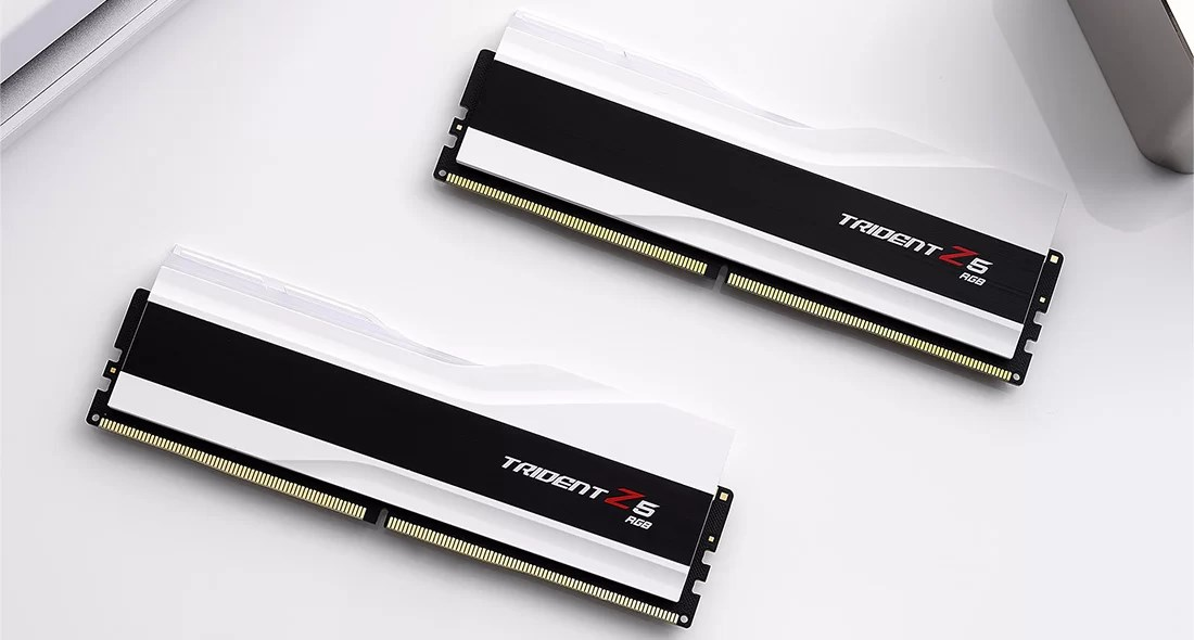 Beyaz arka planda iki adet siyah ve beyaz Trident Z5 RGB RAM.