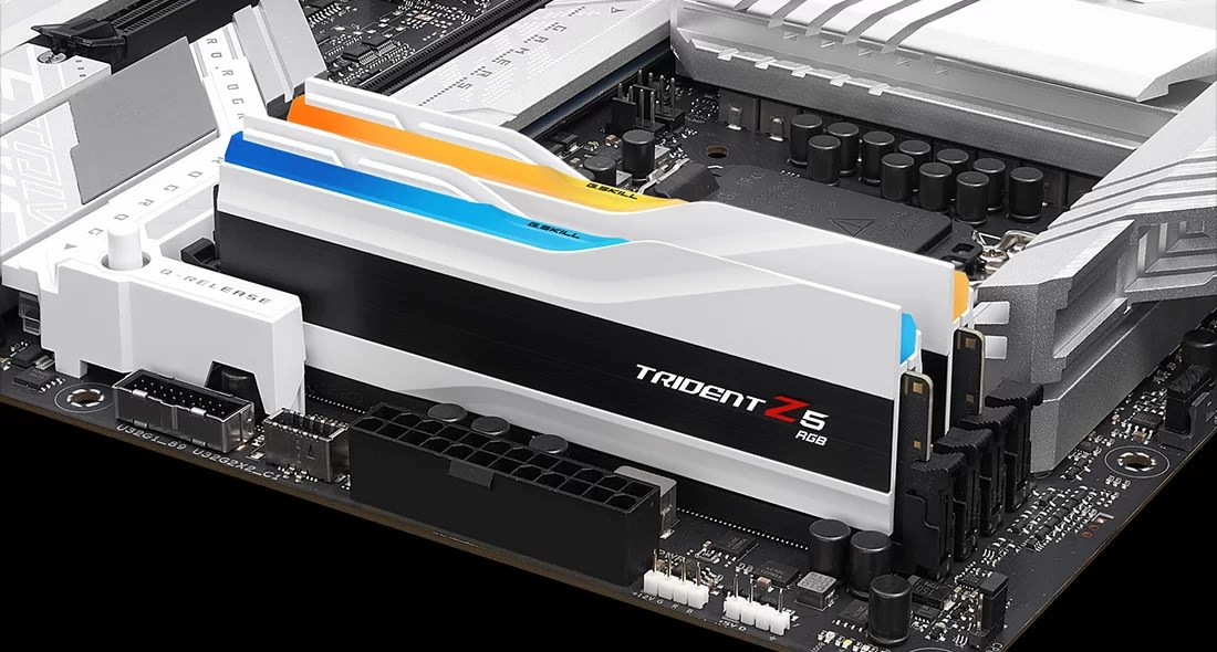Anakart üzerine takılı, mavi ve sarı detaylara sahip iki beyaz Trident Z5 RGB RAM.