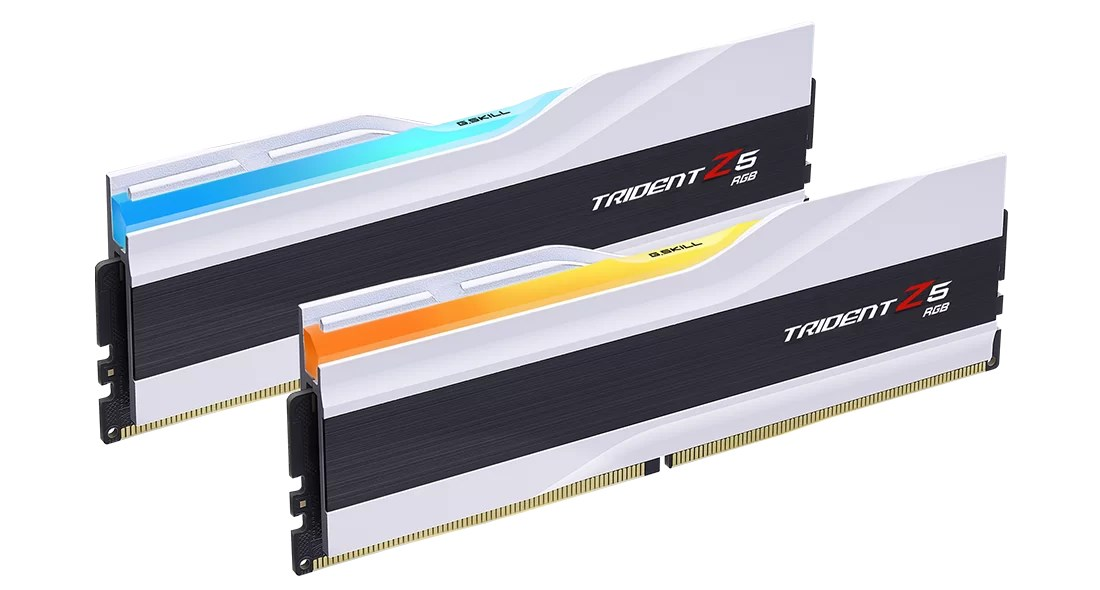 Beyaz ve siyah soğutuculara ve mavi ile sarı aydınlatmaya sahip iki G.SKILL Trident Z5 RGB RAM çubuğu.