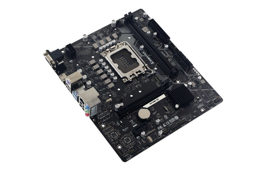 Ein schwarzes Computer-Mainboard auf weißem Hintergrund mit zentralem CPU-Sockel, RAM-Steckplätzen und Anschlüssen.