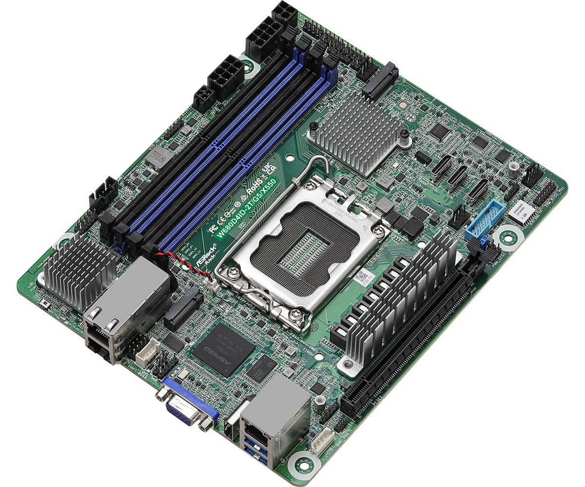 Una placa madre verde con ranuras de RAM azules, un zócalo de CPU central, disipadores plateados y varios puertos.