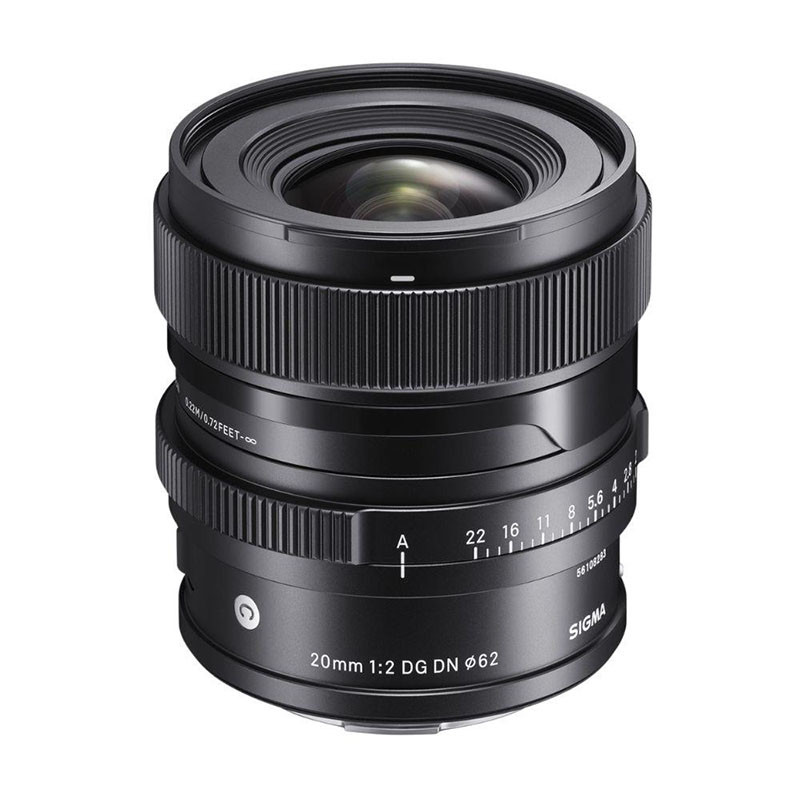 Schwarzes Sigma 20mm f/2 DG DN Kameraobjektiv mit Fokus- und Blendenringen vor weißem Hintergrund.
