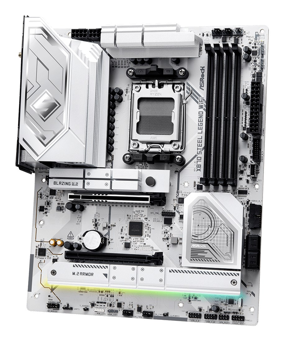 Ein weiß-silbernes AMD-Mainboard mit schwarzen RAM-Steckplätzen, CPU-Sockel, M.2-Kühlkörpern und RGB-Leiste.
