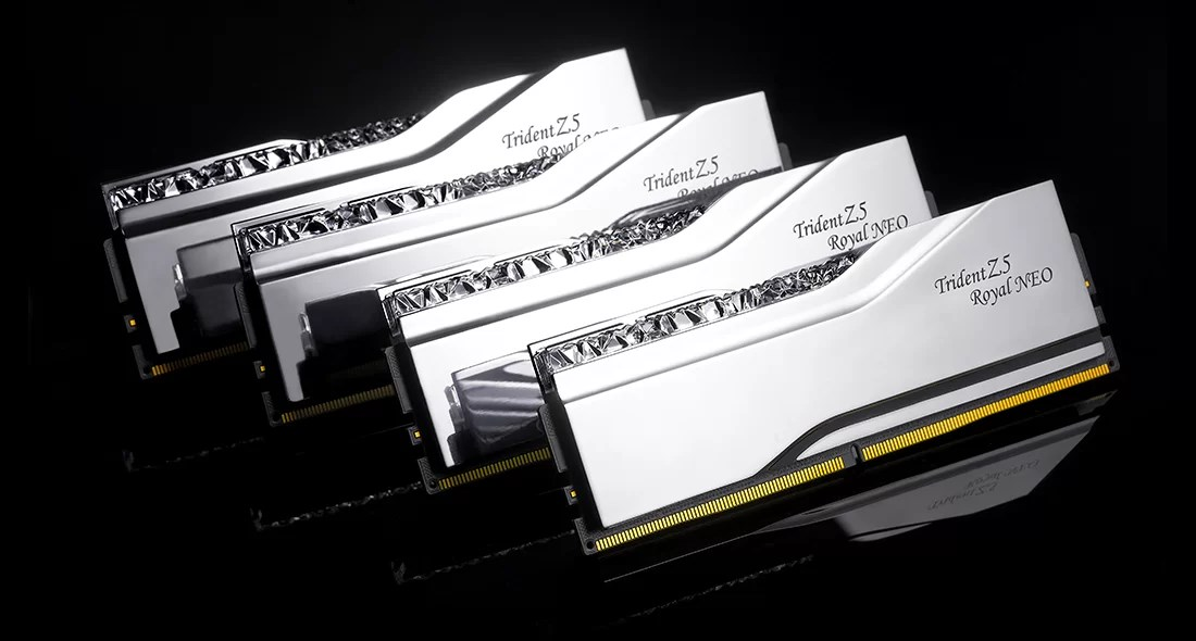 Quatre barrettes de RAM Trident Z5 Royal NEO argentées avec dissipateurs brillants sur fond noir.