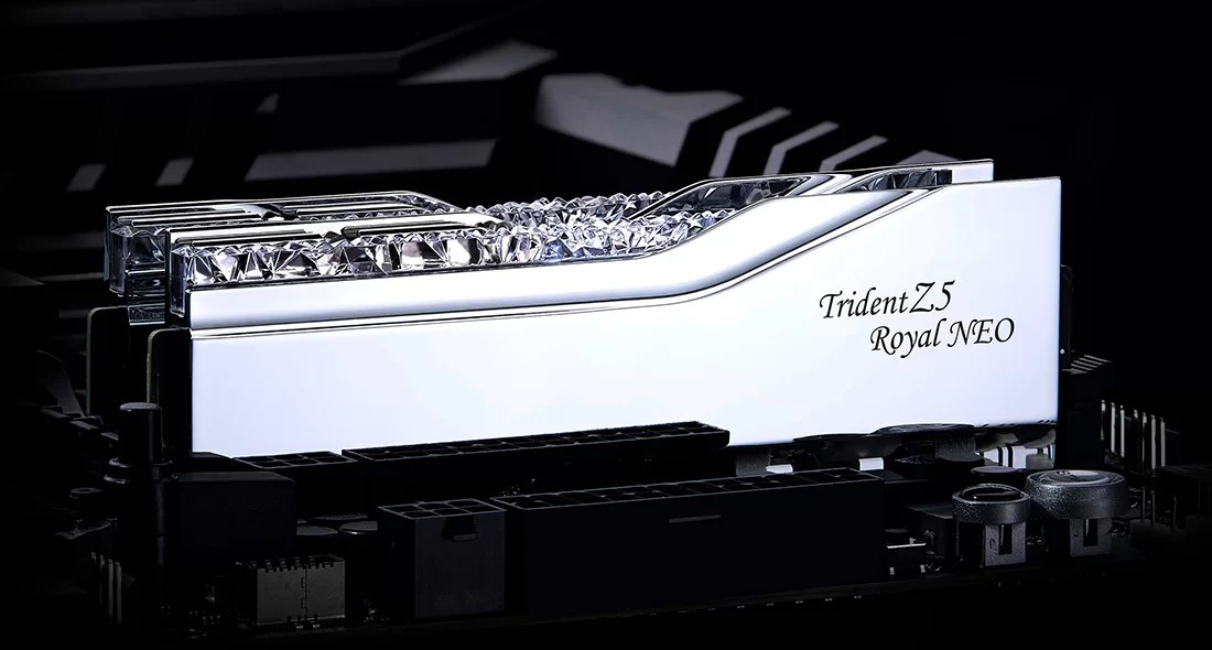 Module de RAM brillant Trident Z5 Royal NEO avec dessus cristallin sur carte mère noire.