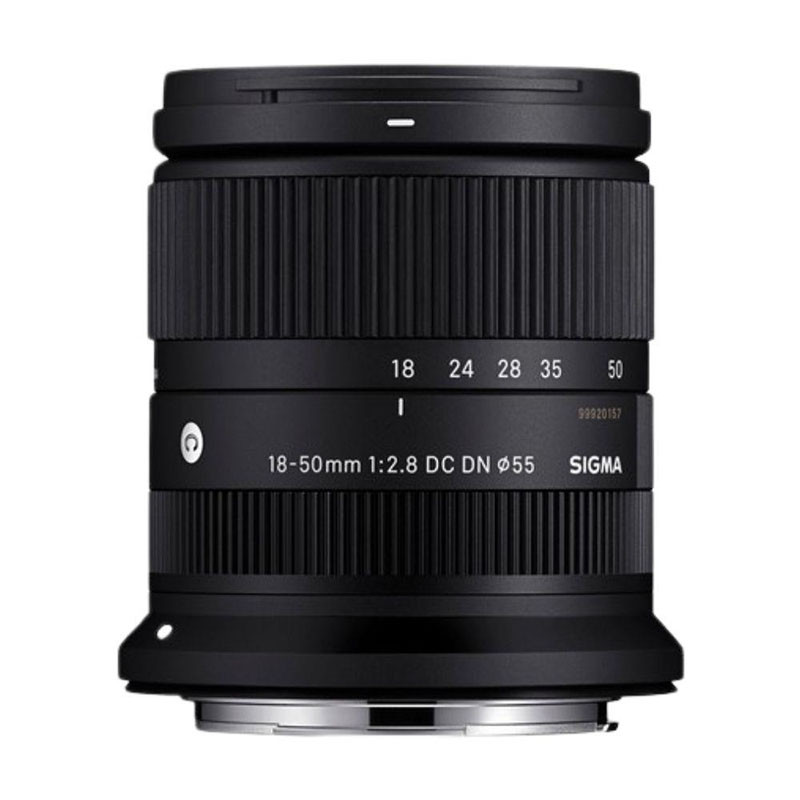Schwarzes Sigma 18-50mm f2.8 DC DN Kameraobjektiv vor weißem Hintergrund.