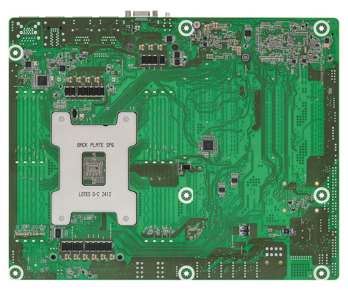 Scheda di circuito verde con piastra posteriore SP6 argentata, microchip e piste.
