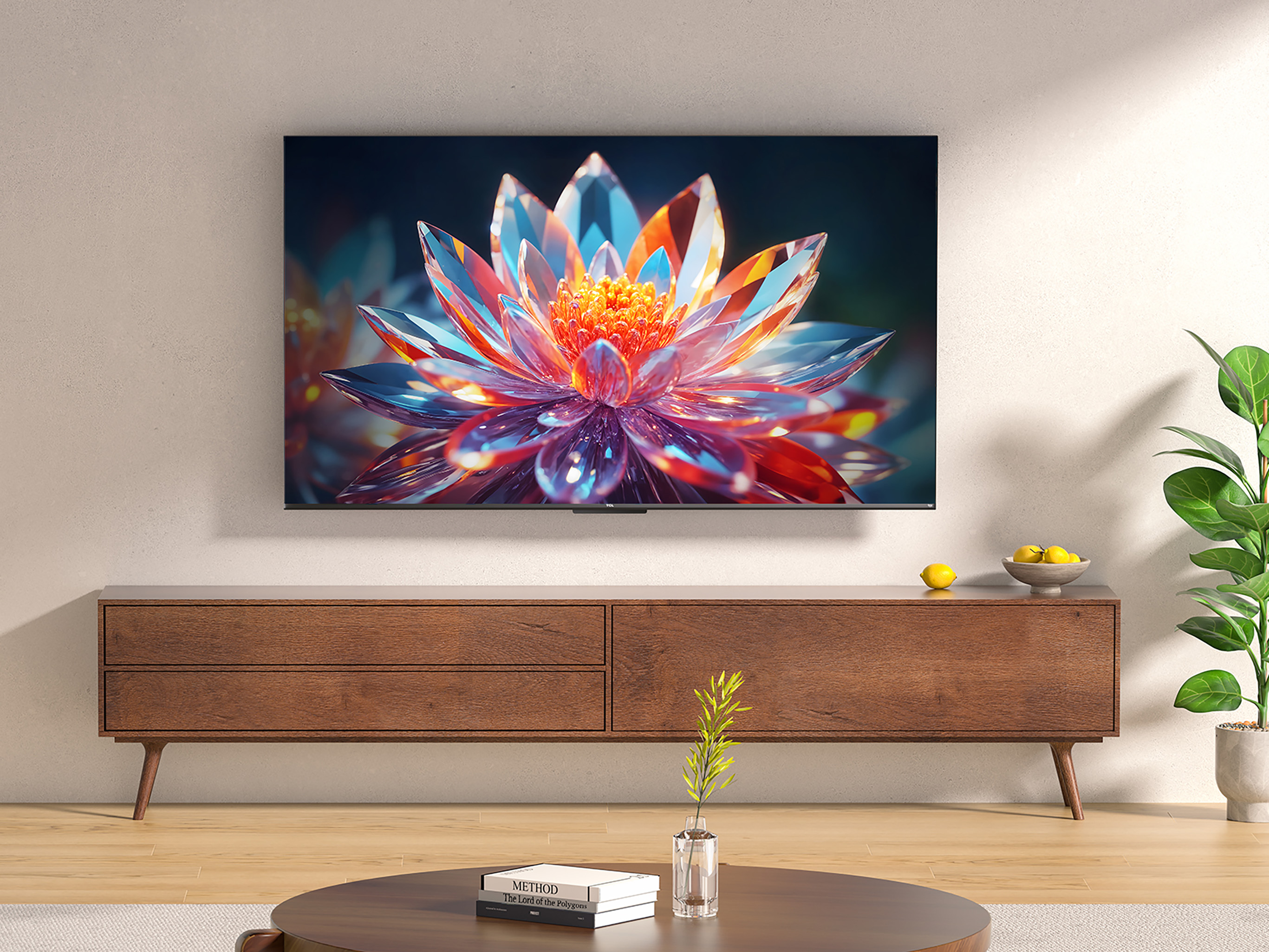 Ein an der Wand montierter Fernseher zeigt eine bunte Kristallblume über einem Holzsideboard mit Pflanzen und Büchern.