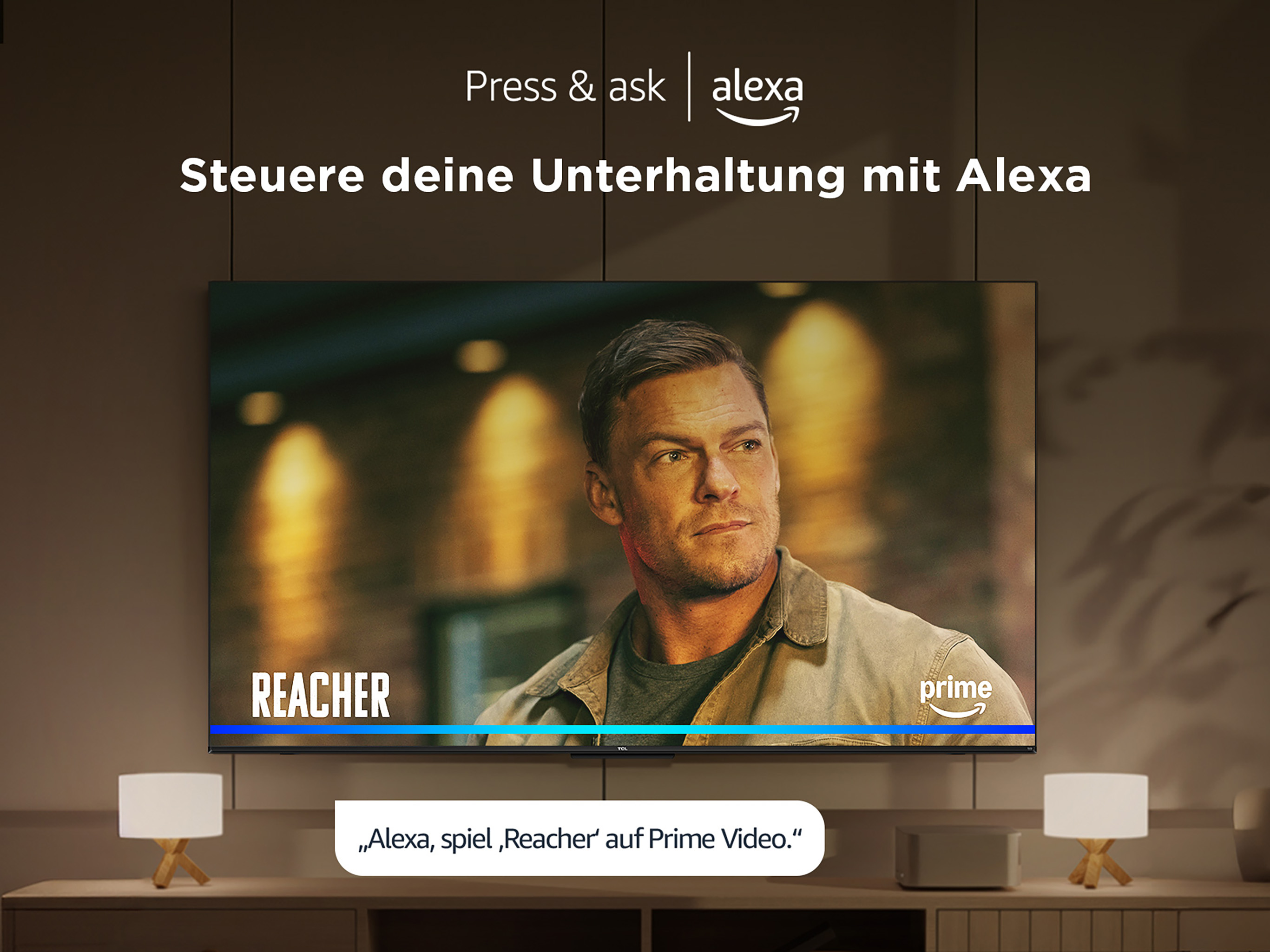 Ein Fernseher zeigt den Serienhelden Reacher, während deutsche Textanzeigen über Alexa-Befehle informieren.