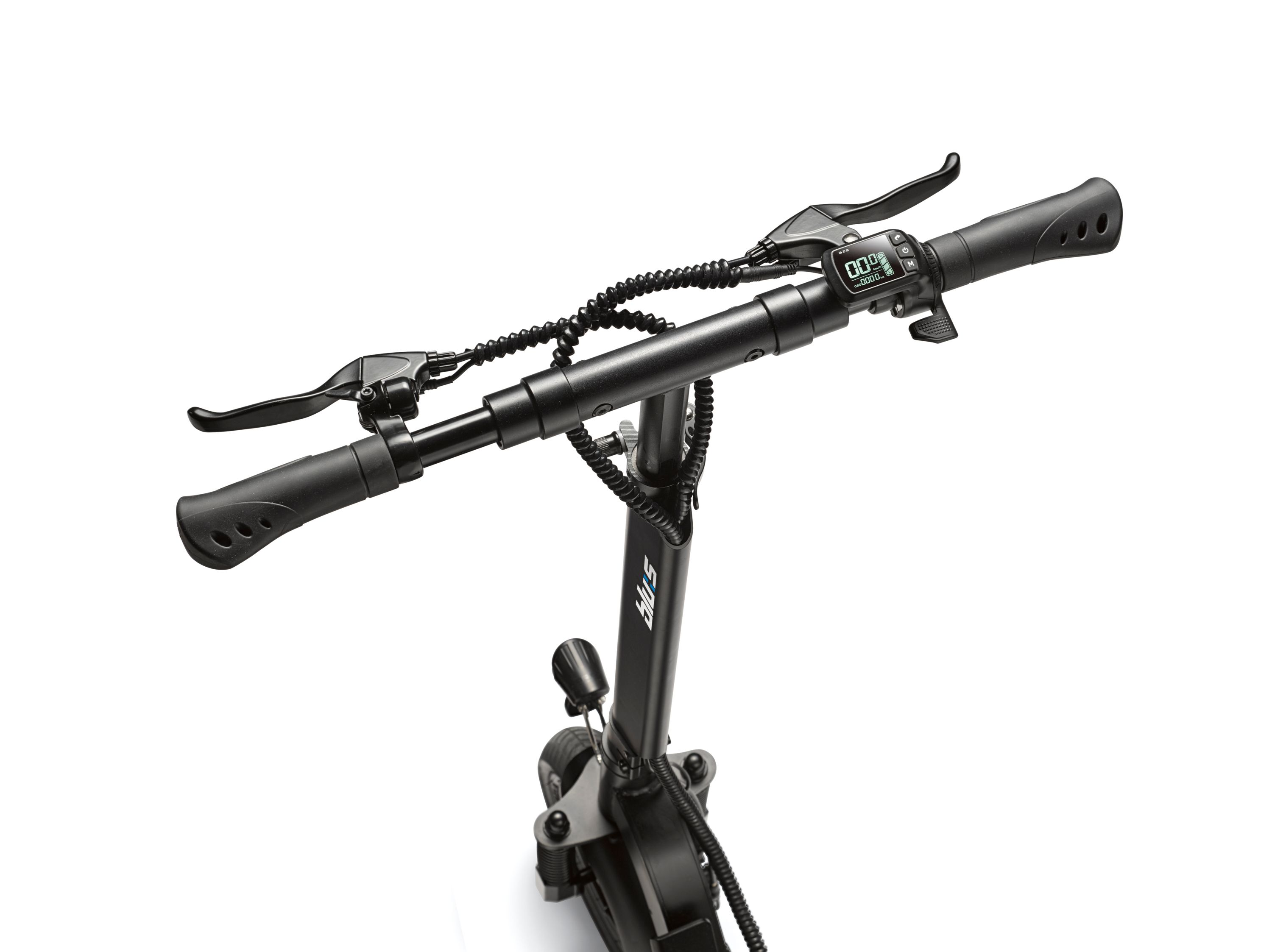 Der schwarze Lenker eines E-Scooters mit Bremsen, Display und Kabeln auf weißem Hintergrund.