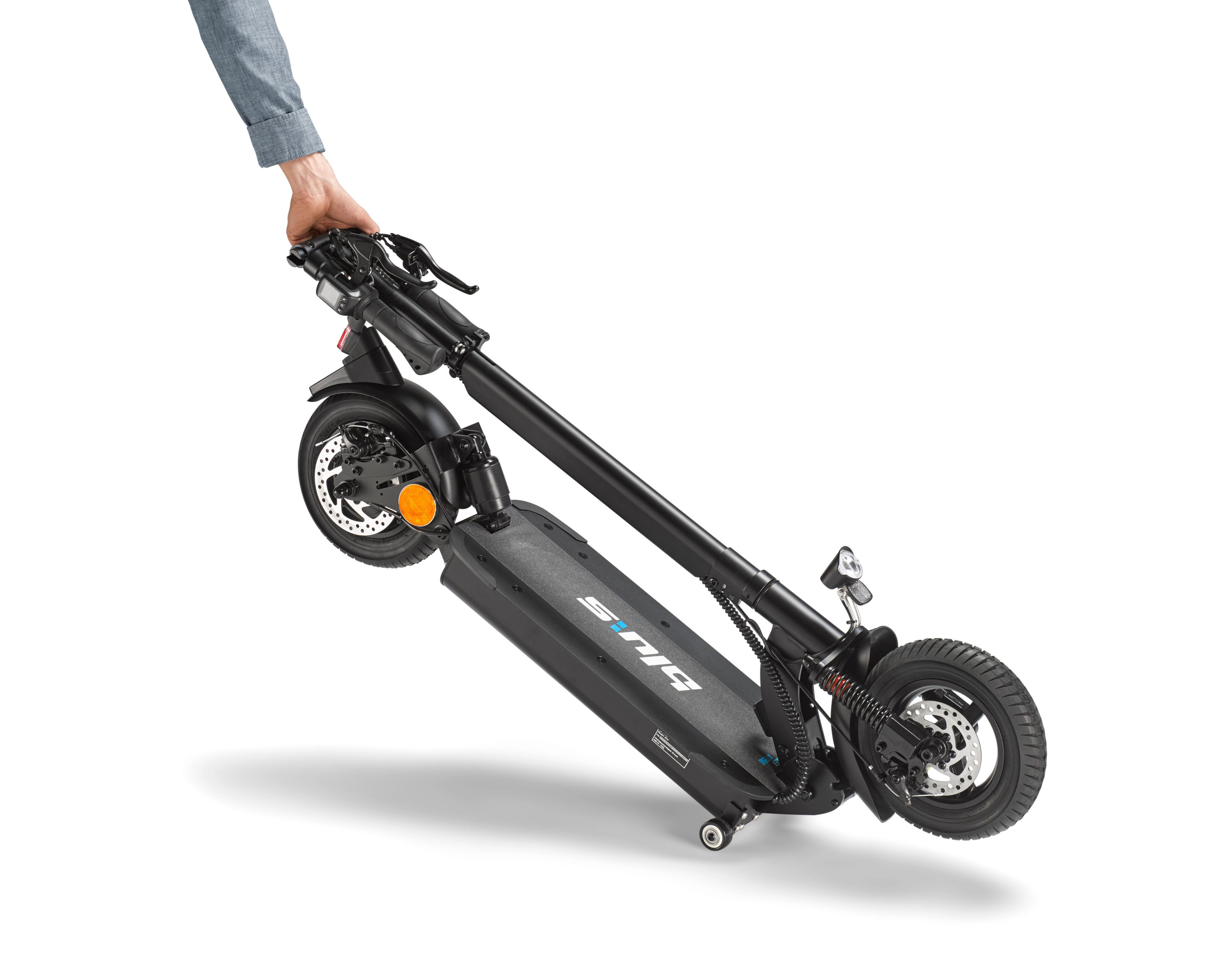 Eine Hand hält einen zusammengeklappten schwarzen E-Scooter an der Lenkstange auf weißem Hintergrund.