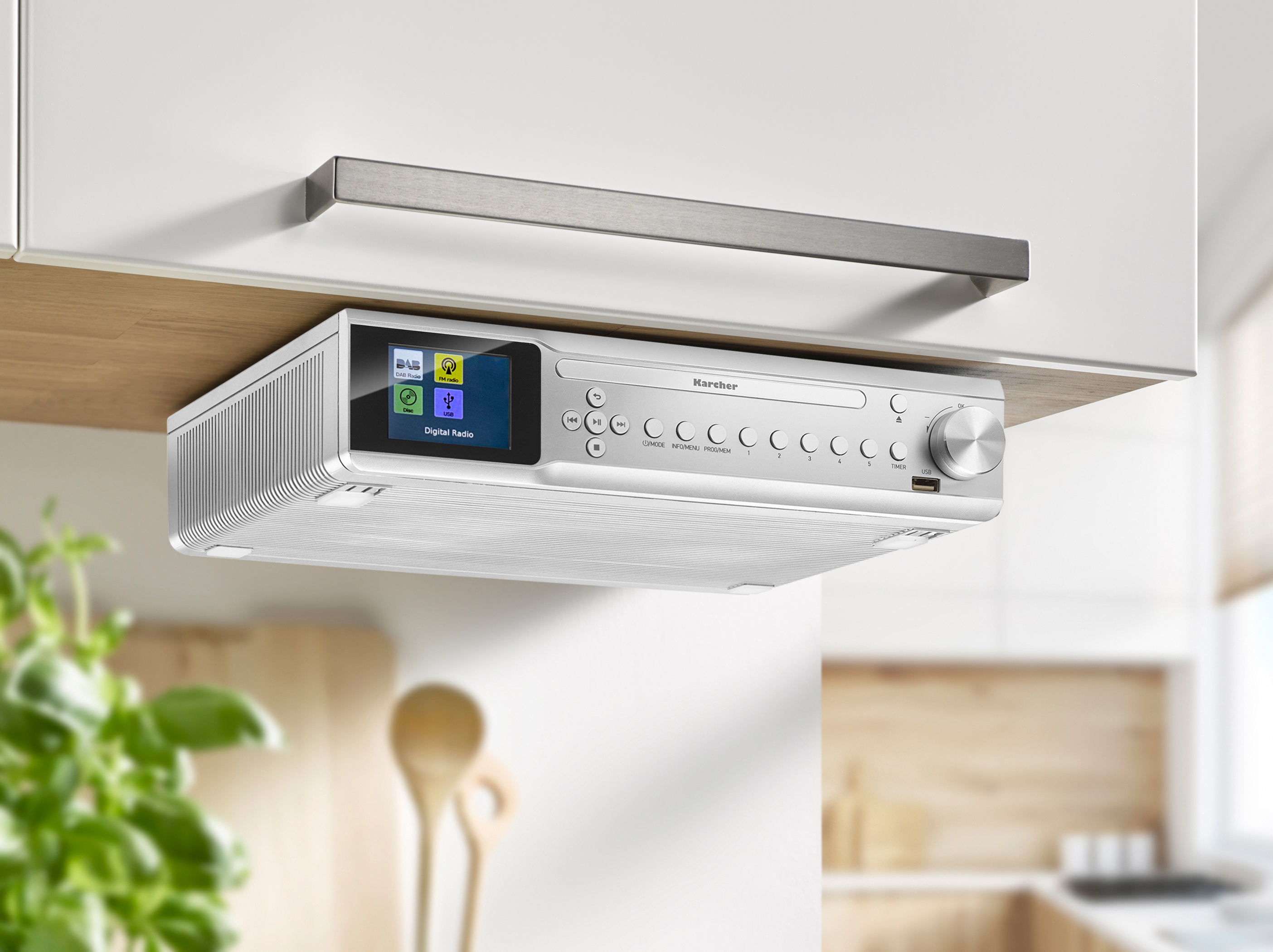 Unter einem Küchenschrank montiertes, silbernes Karcher-Digitalradio mit Display und Tasten.