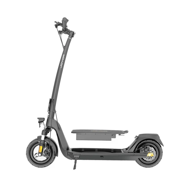 Un monopattino elettrico Joyor grigio con batteria rimovibile su sfondo bianco.