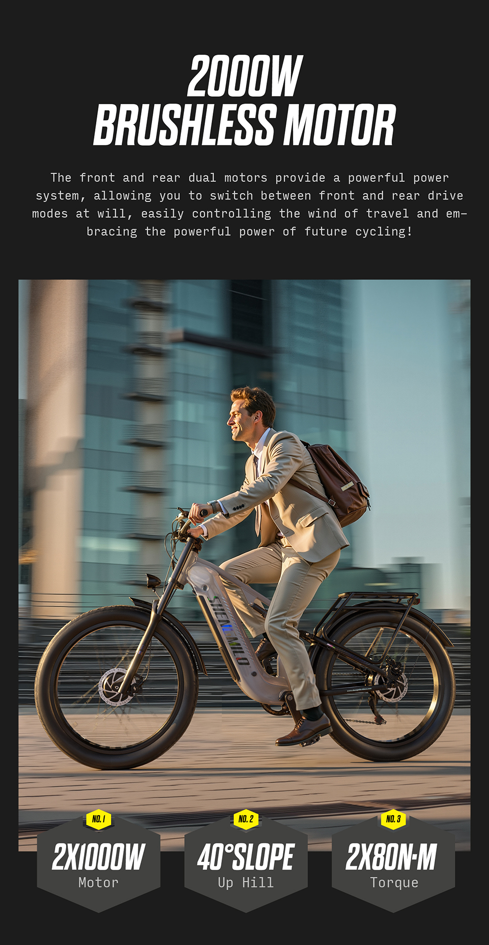 Un uomo in abito chiaro guida una e-bike attraverso una città con edifici moderni sullo sfondo.