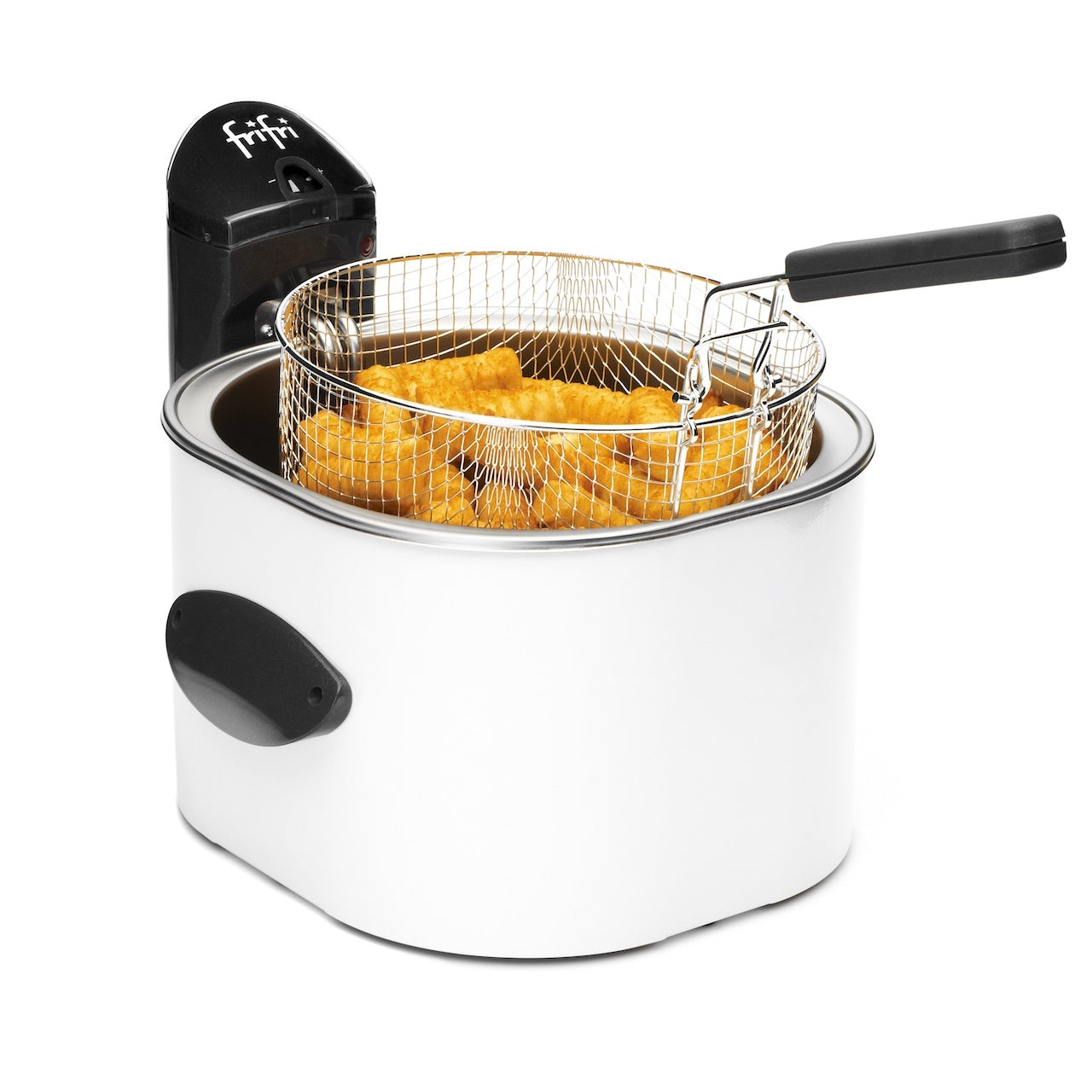 Friteuse blanche avec poignée et panneau de commande noirs, contenant un panier métallique rempli de frites dorées.