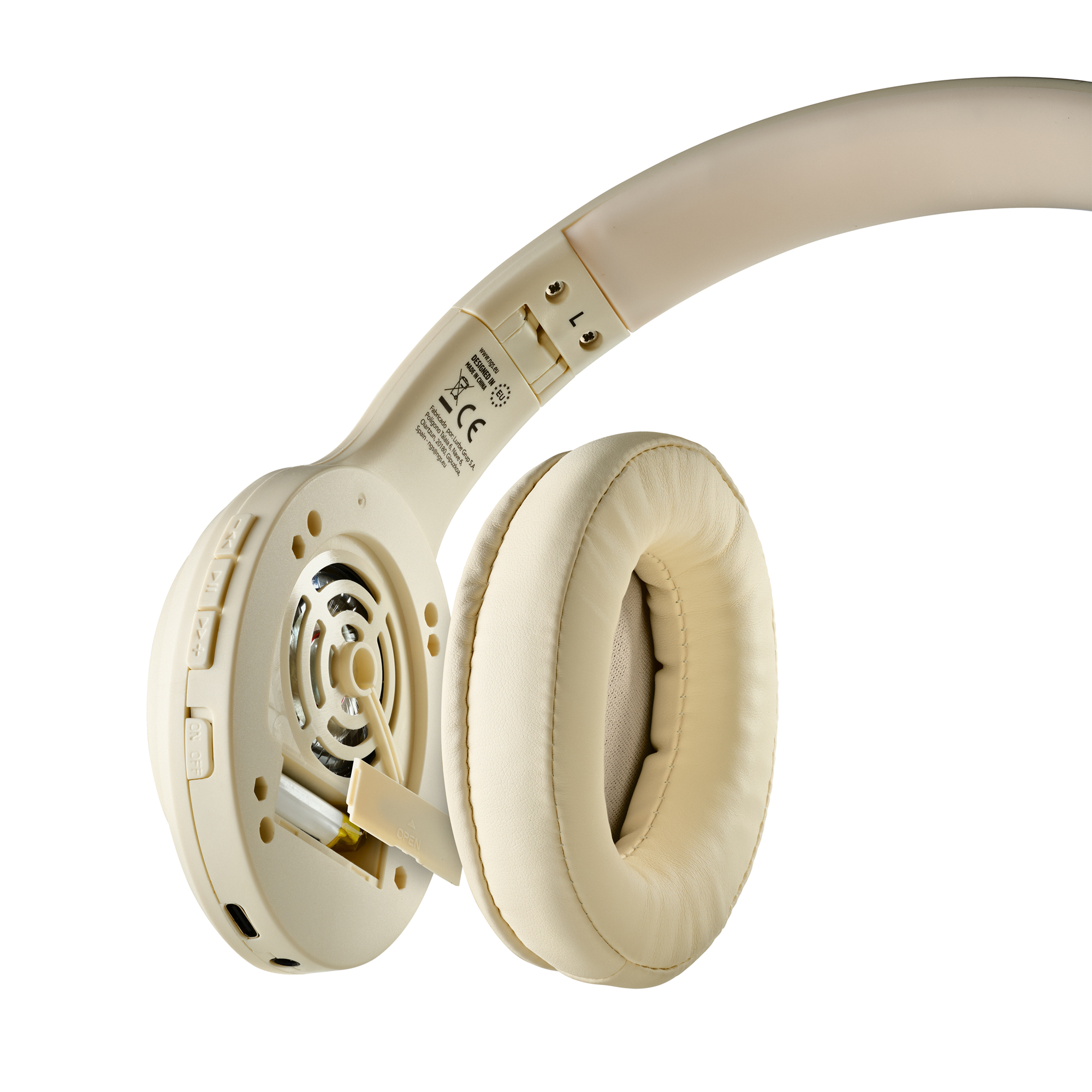 Cuffie wireless beige con un cuscinetto rimosso, che mostrano il cablaggio interno e il vano batteria su sfondo bianco.