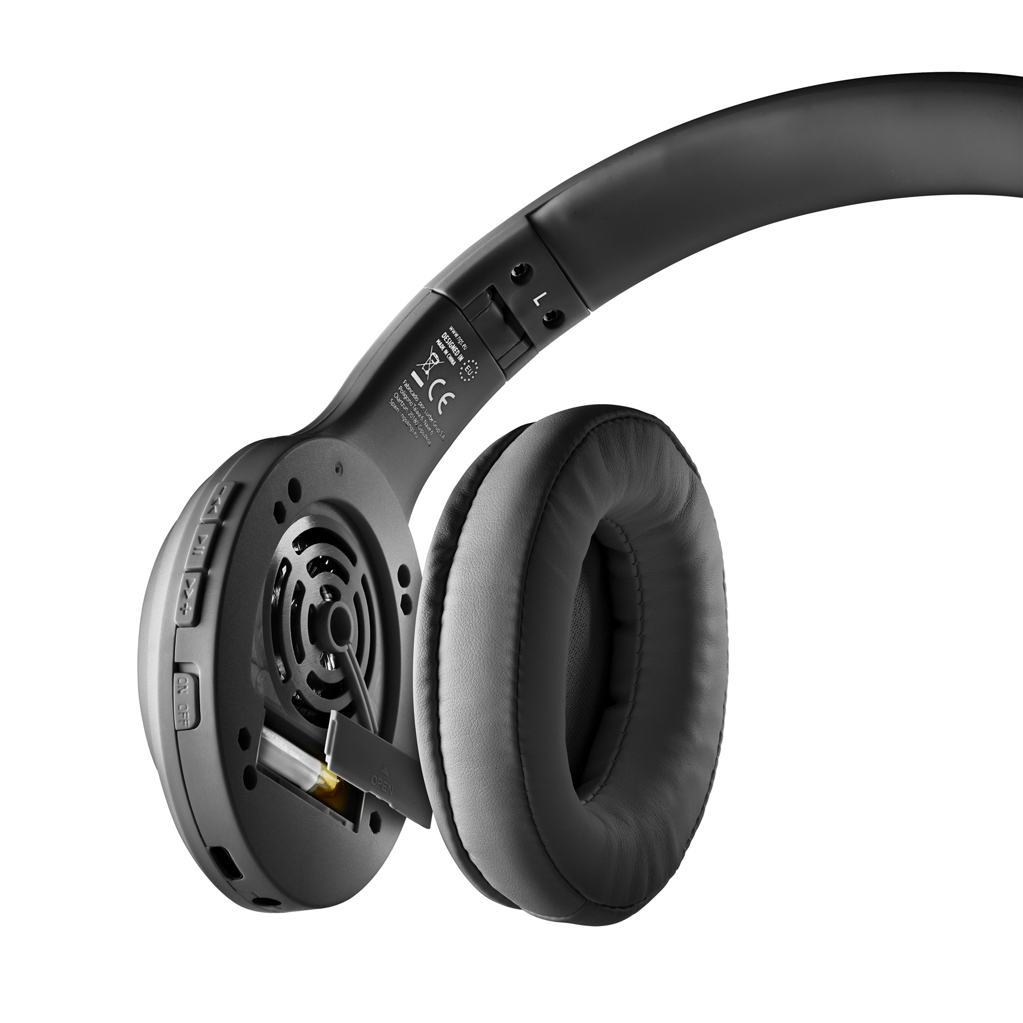 Cuffie on-ear nere con il coperchio del padiglione rimosso, che rivela componenti interni e pulsanti.