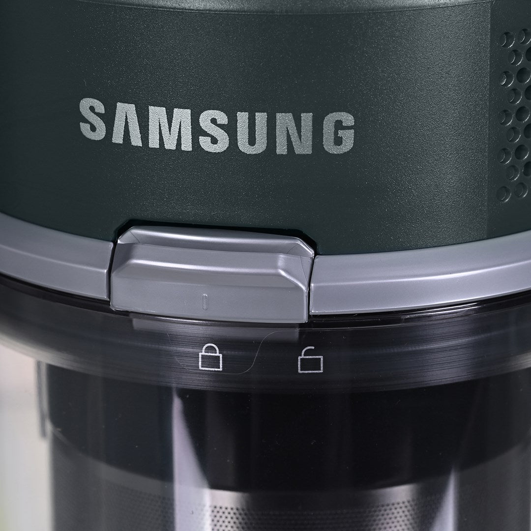 Zbliżenie pojemnika na kurz odkurzacza Samsung z logo marki, srebrnym przyciskiem zwalniającym i ikonami kłódek.