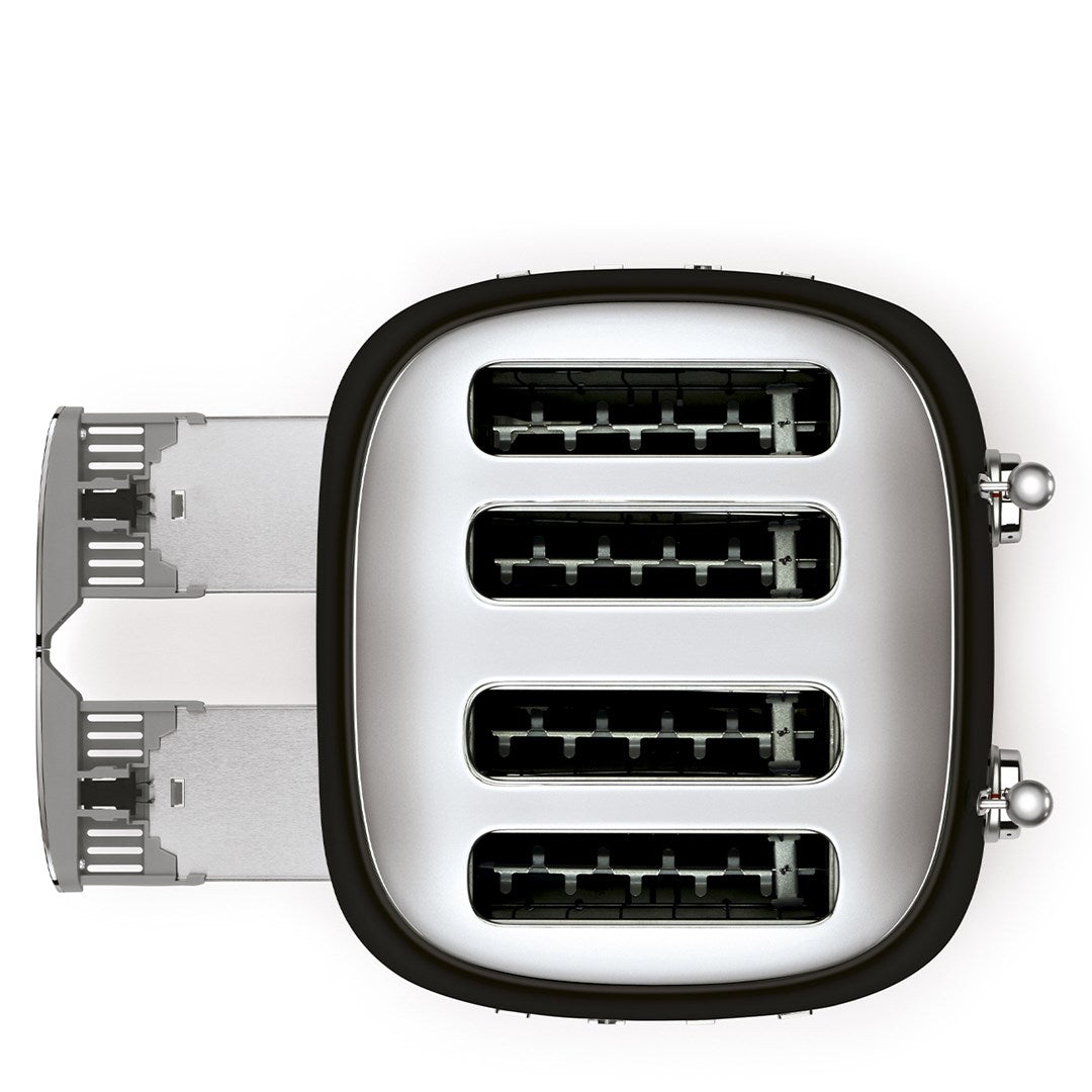 Vista superior de una tostadora moderna de cuatro ranuras con diseño plateado y negro, sobre fondo blanco.