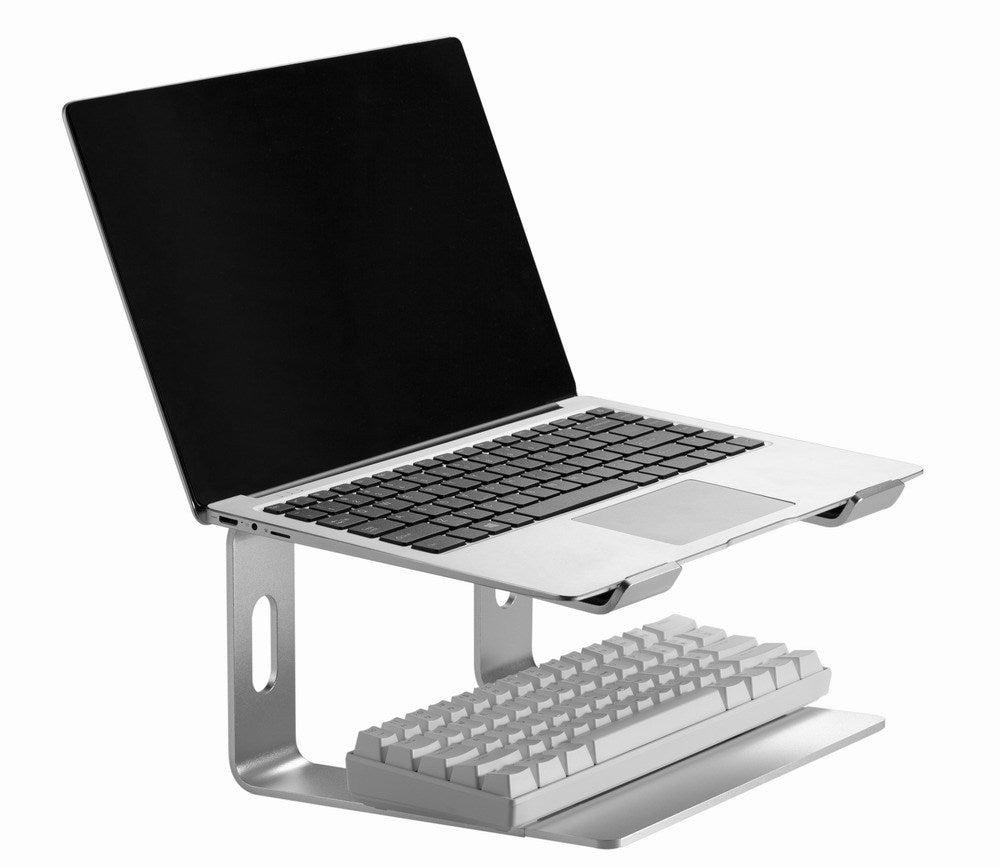 Ein silberner Laptop steht auf einem Ständer, darunter liegt eine weiße Tastatur.