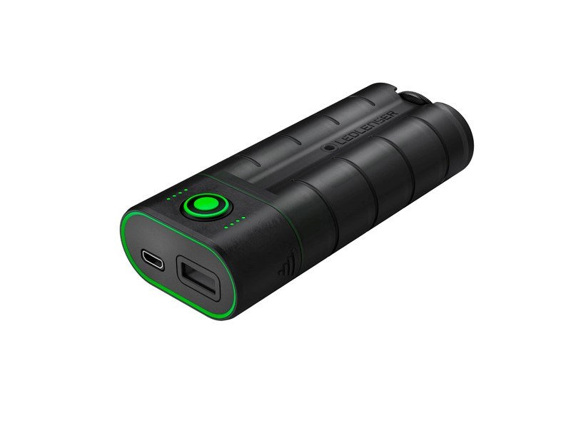 Schwarze Ledlenser Powerbank mit grünem Power-Knopf und USB-Anschlüssen.