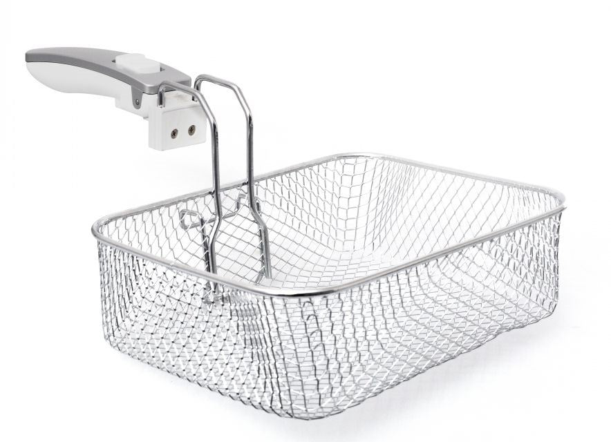 Un cestello per friggitrice in metallo argentato con manico bianco e grigio su sfondo bianco.