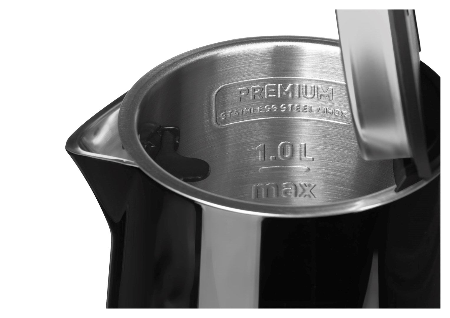 Hervidor negro de acero inoxidable abierto con la marca de capacidad de 1,0 L en el interior.