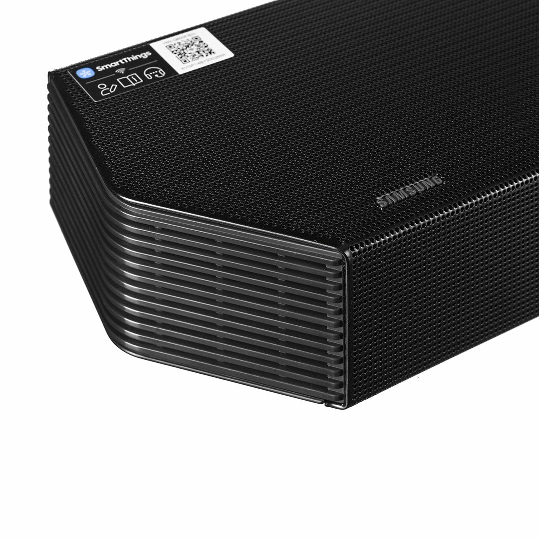 Soundbar nera Samsung con logo SmartThings e codice QR in alto.