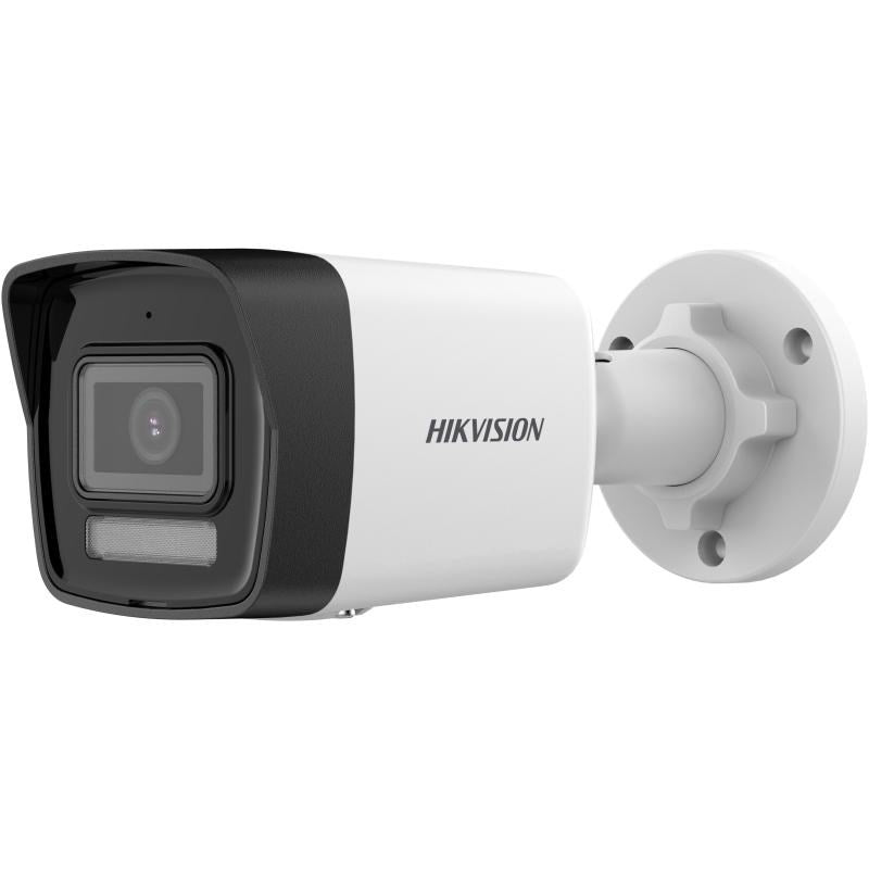 Una cámara de seguridad Hikvision blanca con frente negro y soporte de pared redondo sobre fondo blanco.