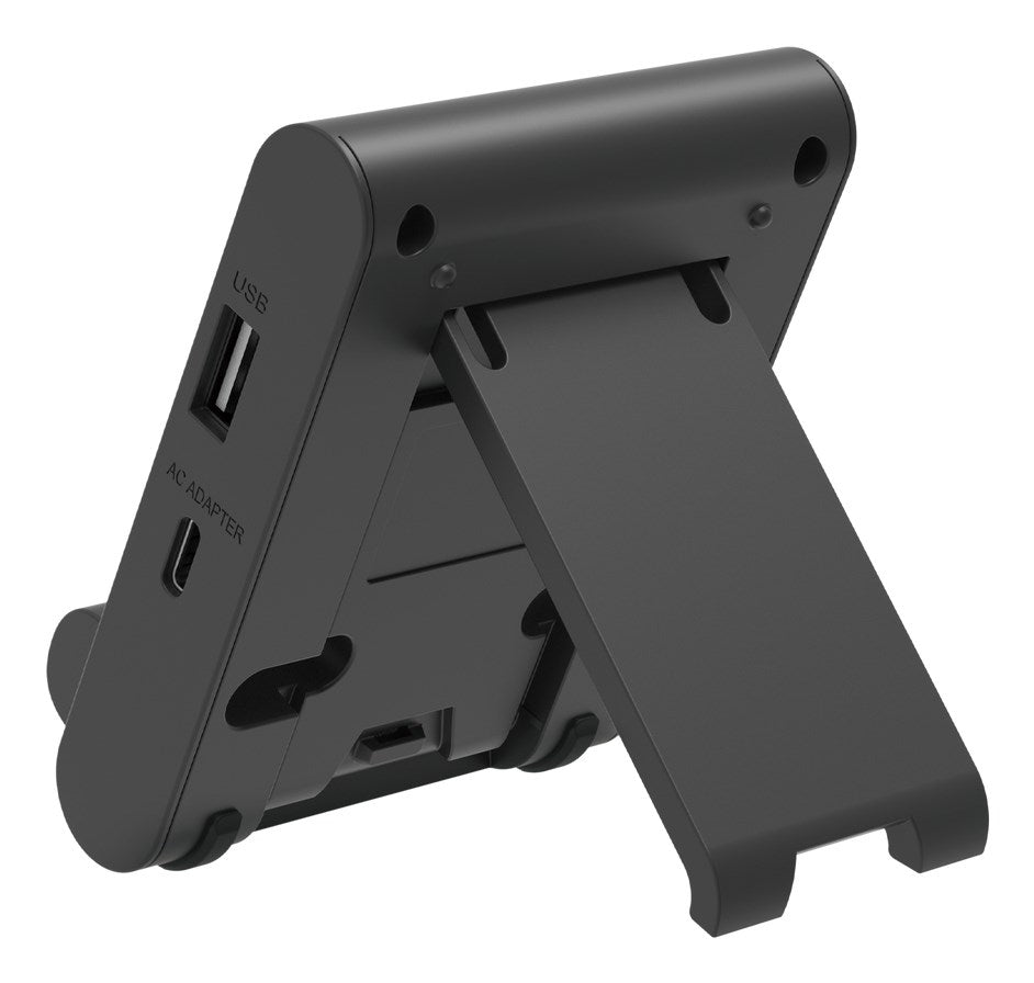 Dispositivo elettronico nero con supporto, porte USB e adattatore CA su sfondo bianco.