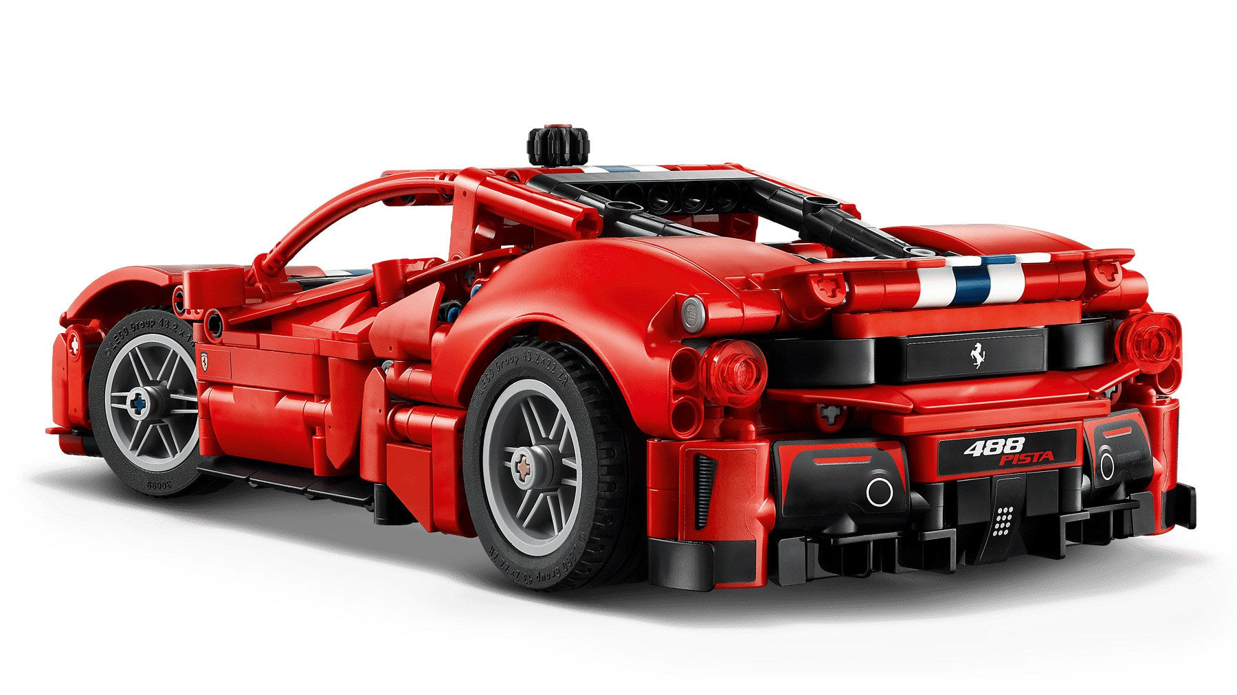Arka planda beyaz olan kırmızı bir Lego Technic Ferrari 488 Pista model arabası.